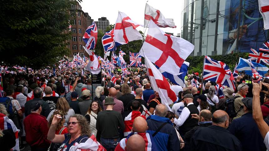 Clashes Erupt at London Anti-Immigration Rally, 26 Police Officers Injured